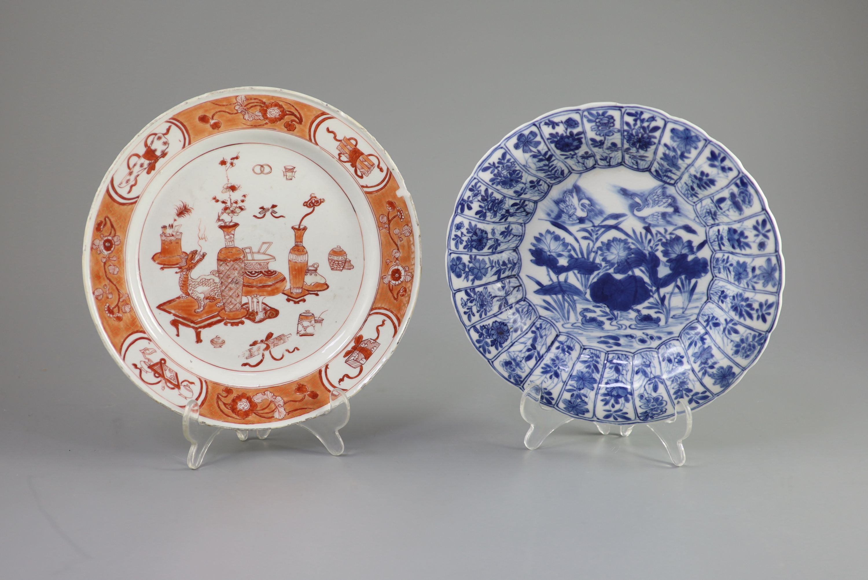 A Chinese blue and white dish and a rouge de fer plate, both Kangxi period, 21.8 cm